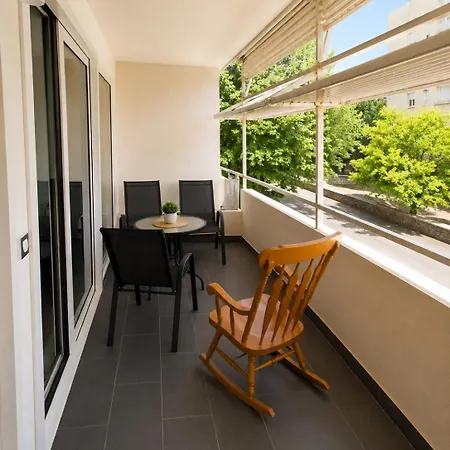 Edi- Newly Renovated With Balcony Apartment
