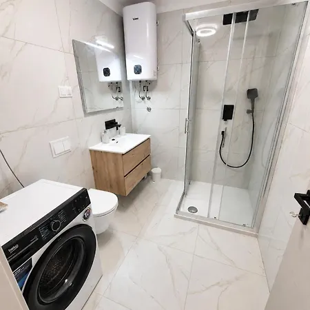 Apartment Edi- Newly Renovated With Balcony *