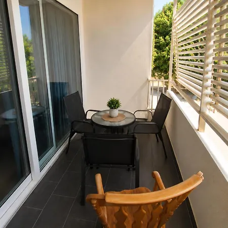 Apartment Edi- Newly Renovated With Balcony Split