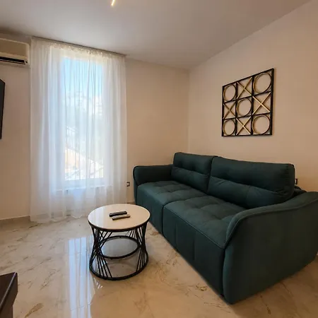 Apartment Edi- Newly Renovated With Balcony