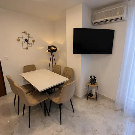 Apartment Edi- Newly Renovated With Balcony Split