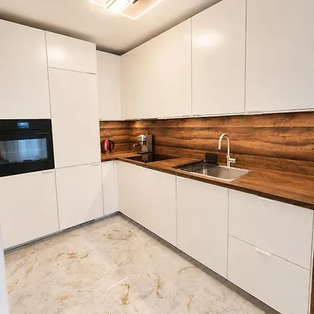 Edi- Newly Renovated With Balcony Split