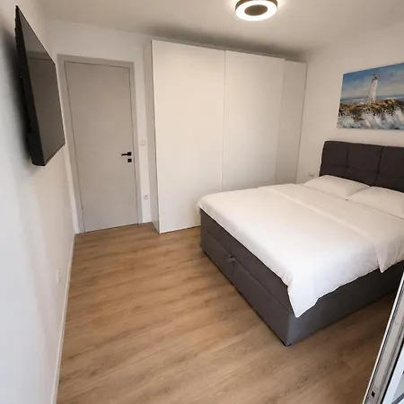Edi- Newly Renovated With Balcony