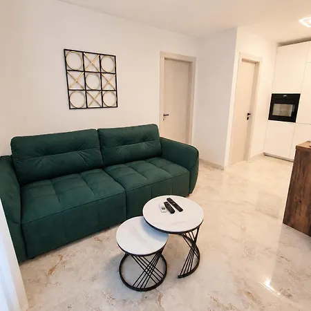 Edi- Newly Renovated With Balcony Apartment