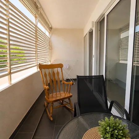 Edi- Newly Renovated With Balcony *